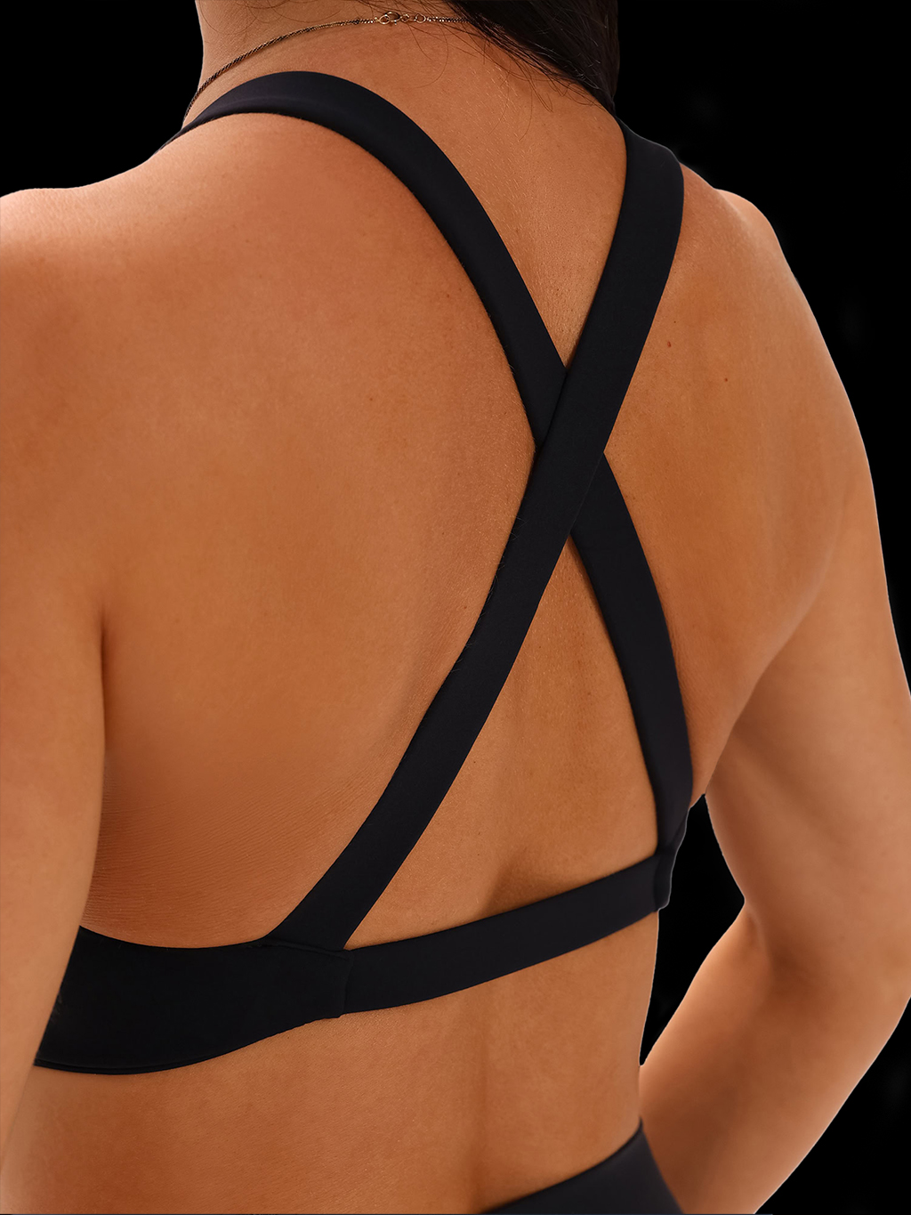 Detail dámské Exalted EcoPower Twist podprsenky v barvě Black